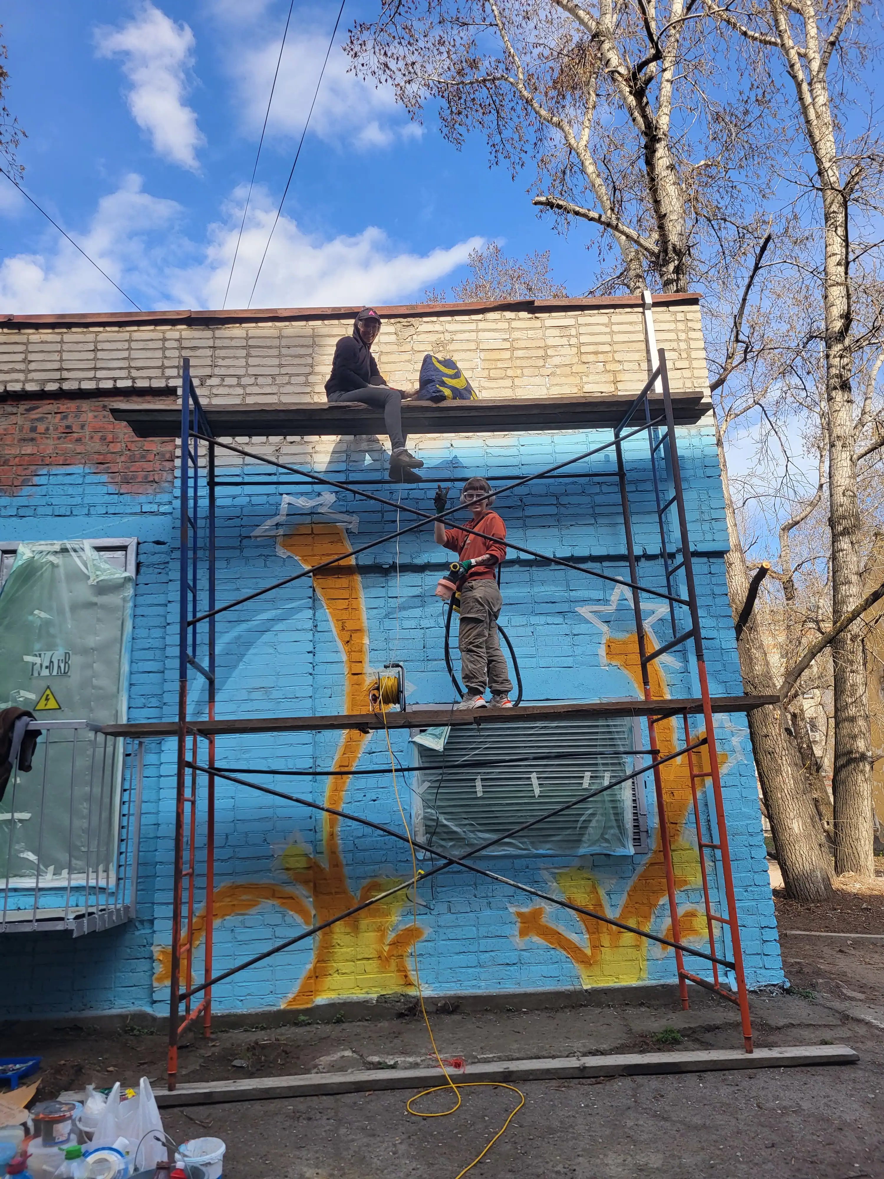 Ночная разметка контуров мурала с помощью проектора